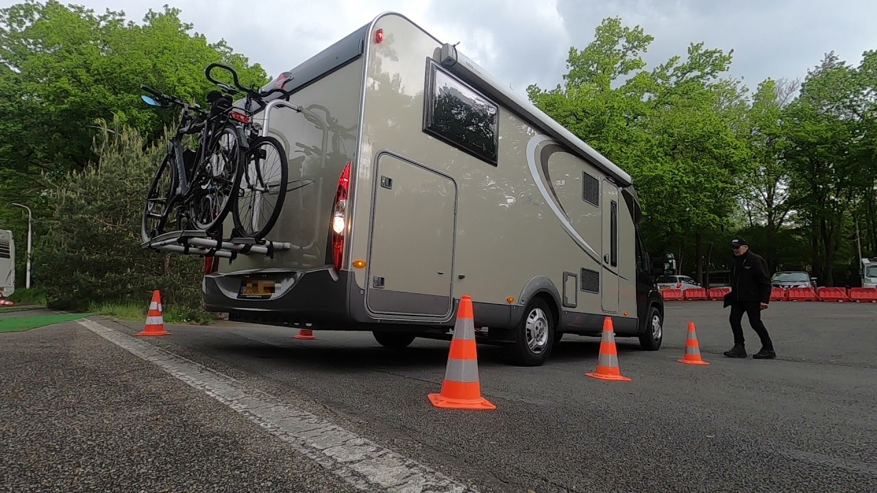 Camper parkeert tussen verkeerskegels