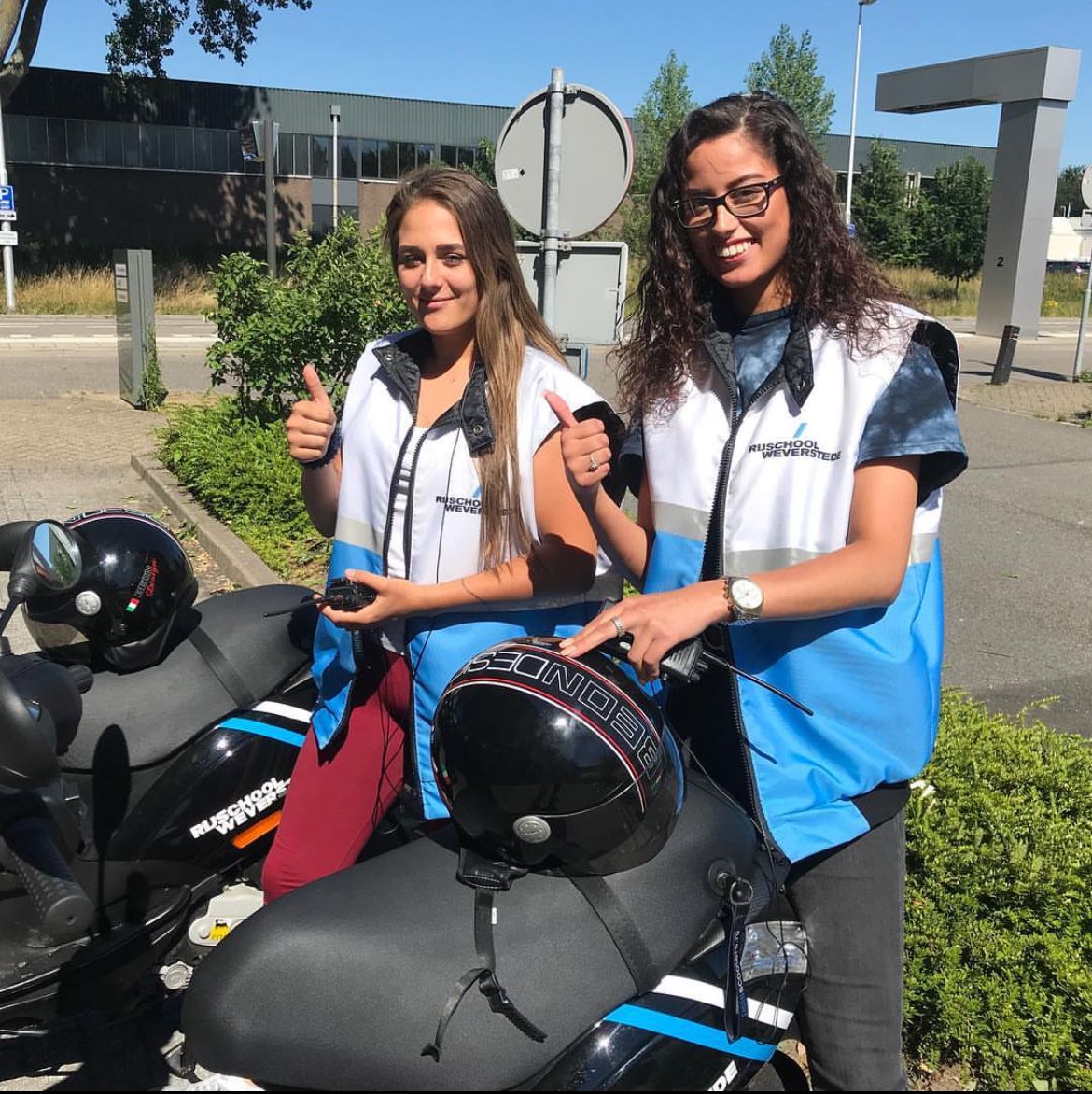 Lesauto van Rijschool Weverstede in Utrecht
